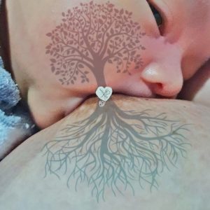 #ParaTodosVerem: Fotografia colorida de recém nascido, alimentando se de leite direto do peito. Por cima da foto há uma marca d'água de uma árvore com raízes.